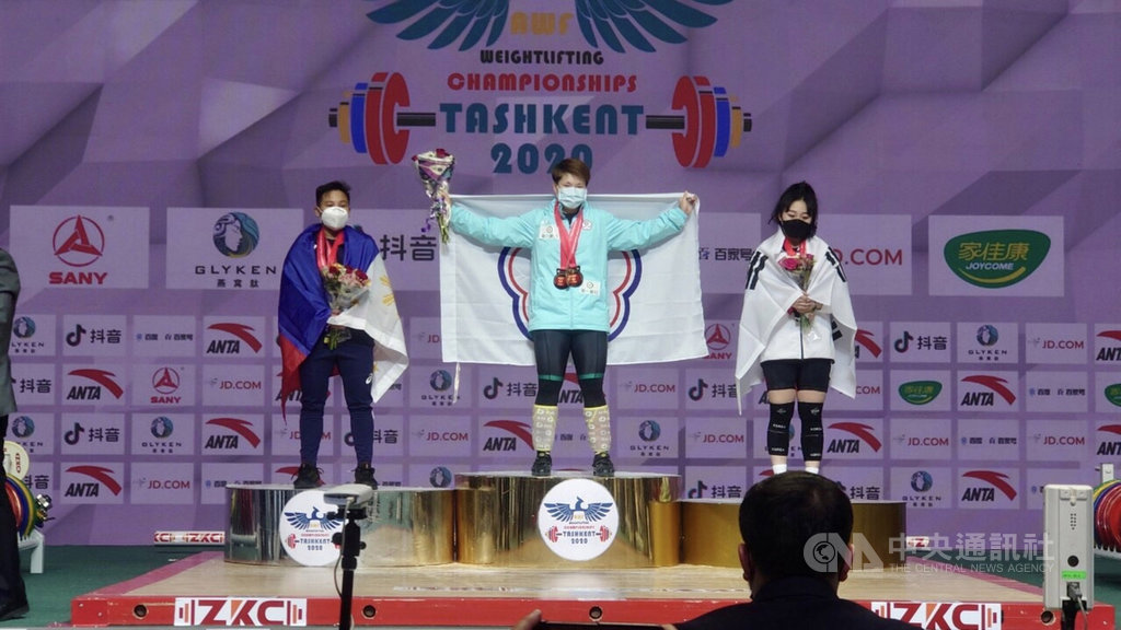 台灣舉重女將陳玟卉（中）20日在亞洲舉重錦標賽女子64公斤量級，以抓舉100公斤、挺舉128公斤與總和228公斤包辦3金。 圖：中央社（林敬能提供）