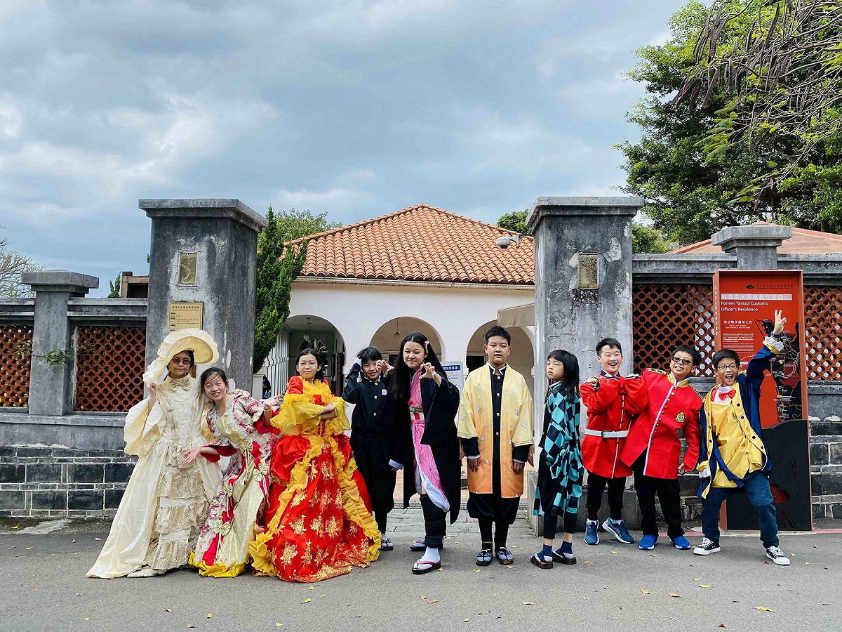 淡古在4/25（日）封街辦「英日快閃時空小徑」，請來國小生「集體穿越」來助陣。 圖：淡水古蹟博物館提供