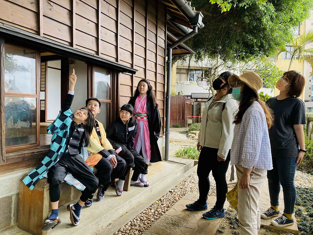 新北市淡水國小生穿上動漫浴衣替民眾導覽淡水街長多田榮吉故居，不但FU，學生更是嗨。 圖：淡水古蹟博物館提供