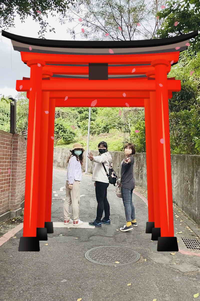「英日快閃時空小徑」的限定濾鏡，掃描QRcode就能一秒到日本鳥居。 圖：淡水古蹟博物館提供