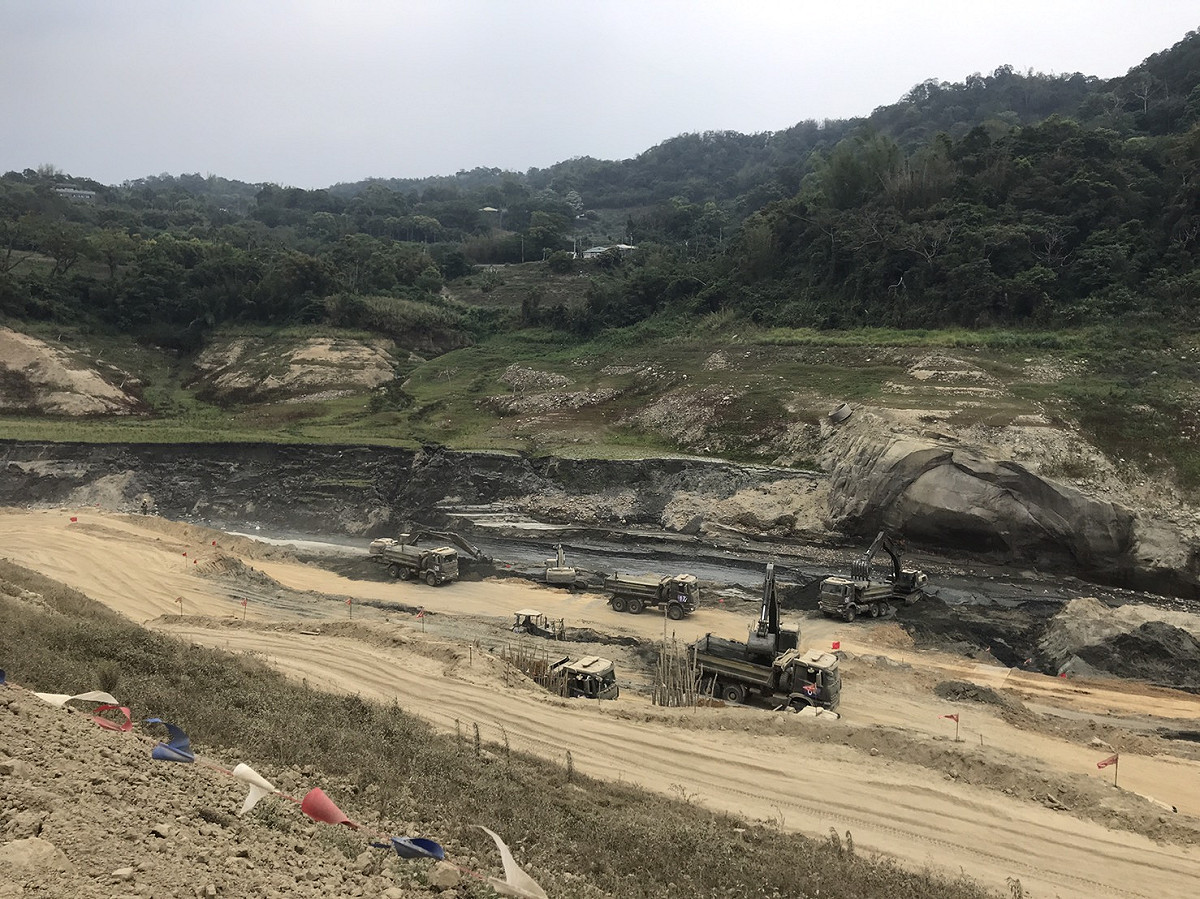 鯉魚潭水庫有效蓄水率僅剩6.8%，國軍正積極協助清淤。 圖：客傳會／提供