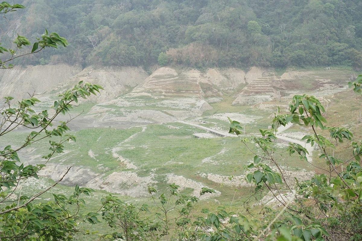 鯉魚潭水庫乾涸露出舊台三線遺址。 圖：客傳會／提供