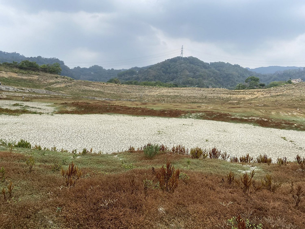 鯉魚潭水庫因乾涸而浮現過去客庄歷史遺跡。 圖：客傳會／提供