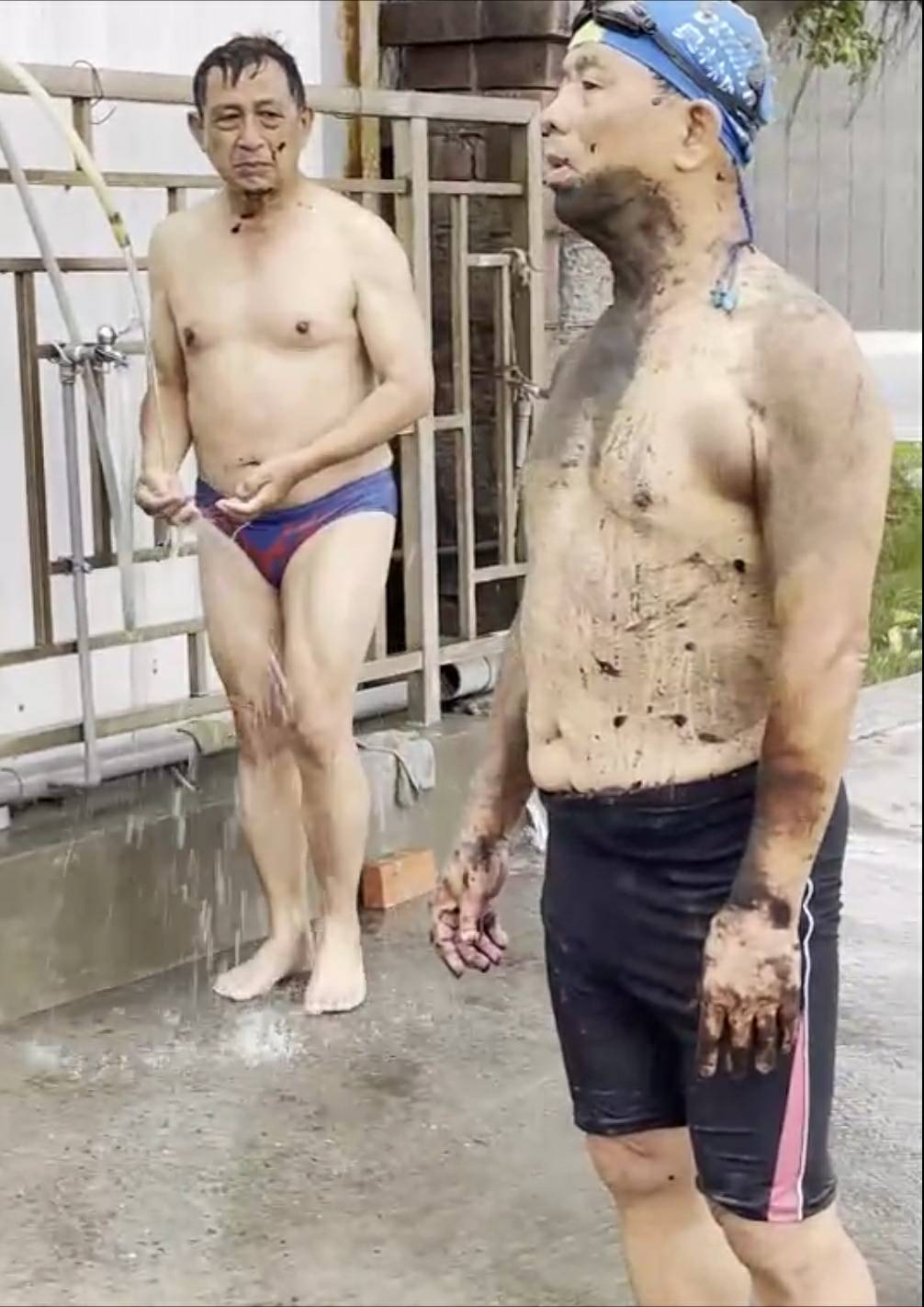 泳客在高雄市西子灣晨泳後上岸，全身沾滿油汙。 圖：民眾提供