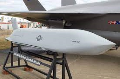 AGM-158屬於美國新一代防區外發射空對地導彈。 圖 : 翻攝自commons.wikipedia.org