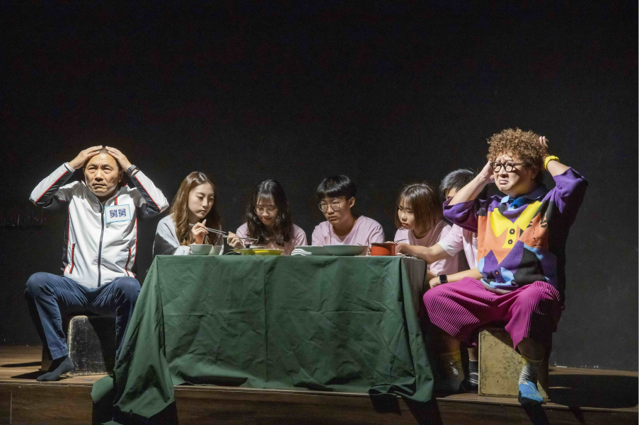 侯友宜與納豆、主持人Naomi前進新店高中戲胞工廠演出小短劇。 圖：新北市新聞局提供