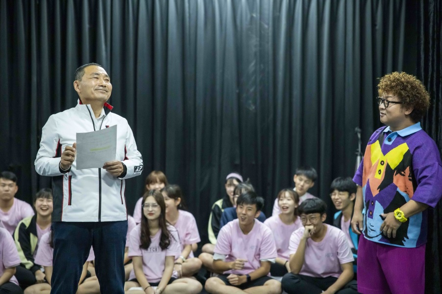 侯友宜與納豆一同練習透過不同情緒唸台詞。 圖：新北市新聞局提供