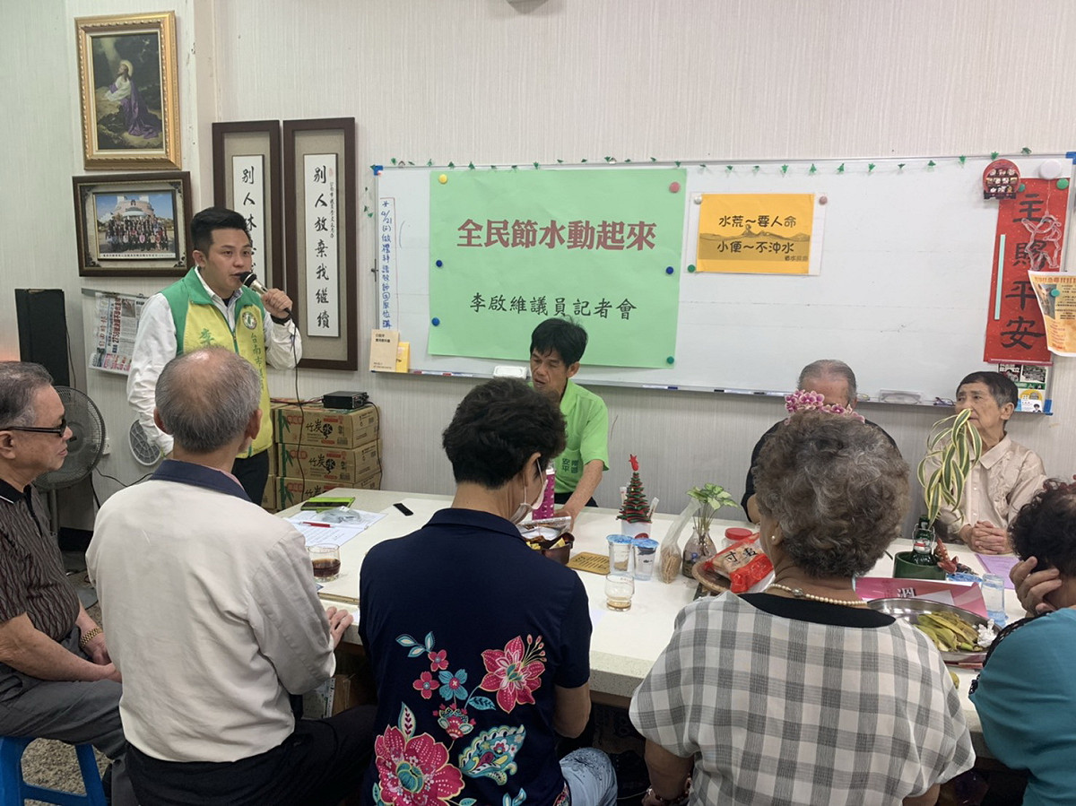 台南市議員李啟維和活血功團體共同舉行節水全民動起來記者會，希望對台灣嚴峻水情有所助益。 圖：黃博郎／攝