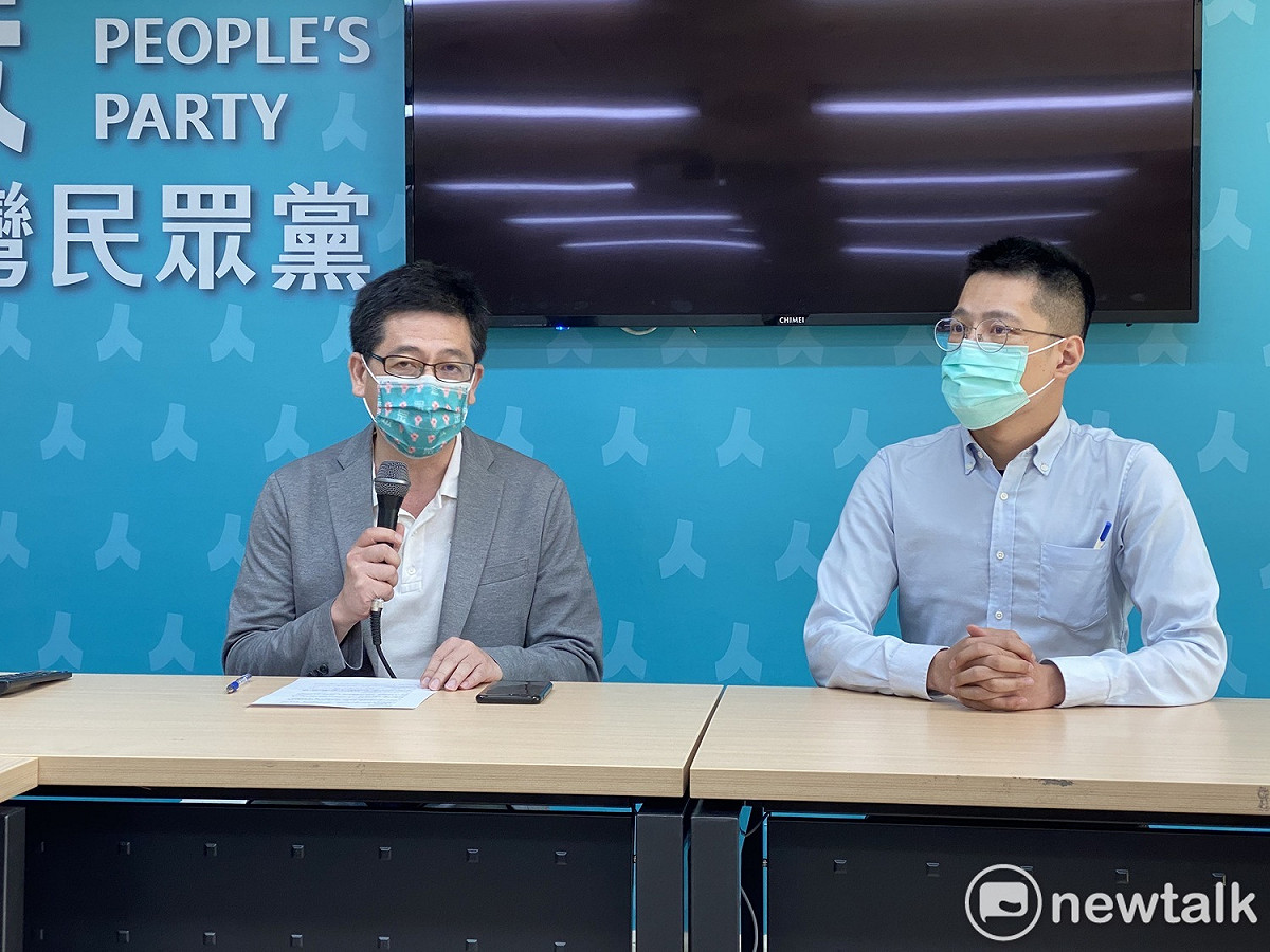 民眾黨秘書長謝立功（左）、民眾黨發言人張清俊（右）。 圖：周煊惠 / 攝