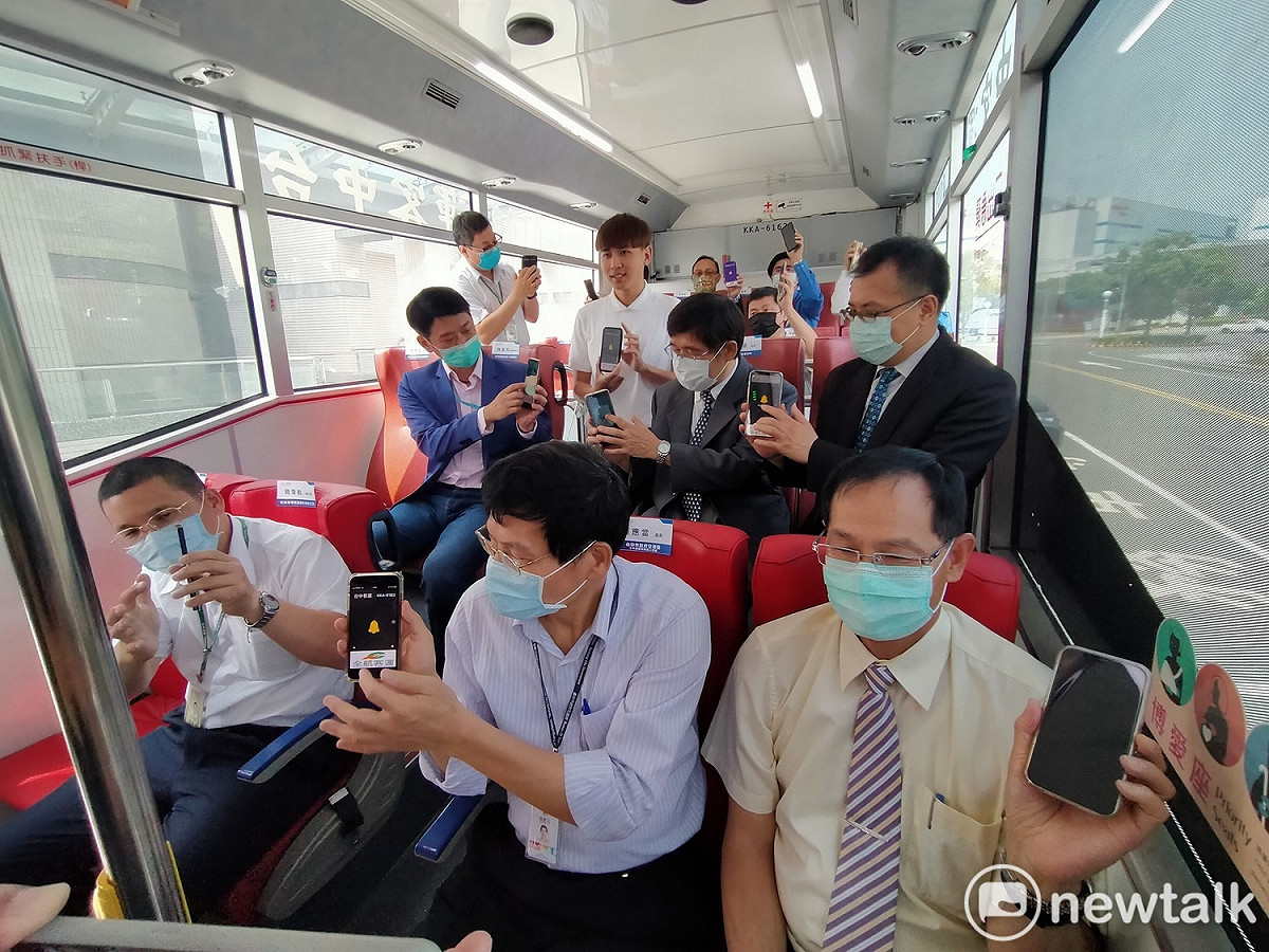 乘客透過手機APP即可零接觸按下車鈴。 圖:唐復年/攝