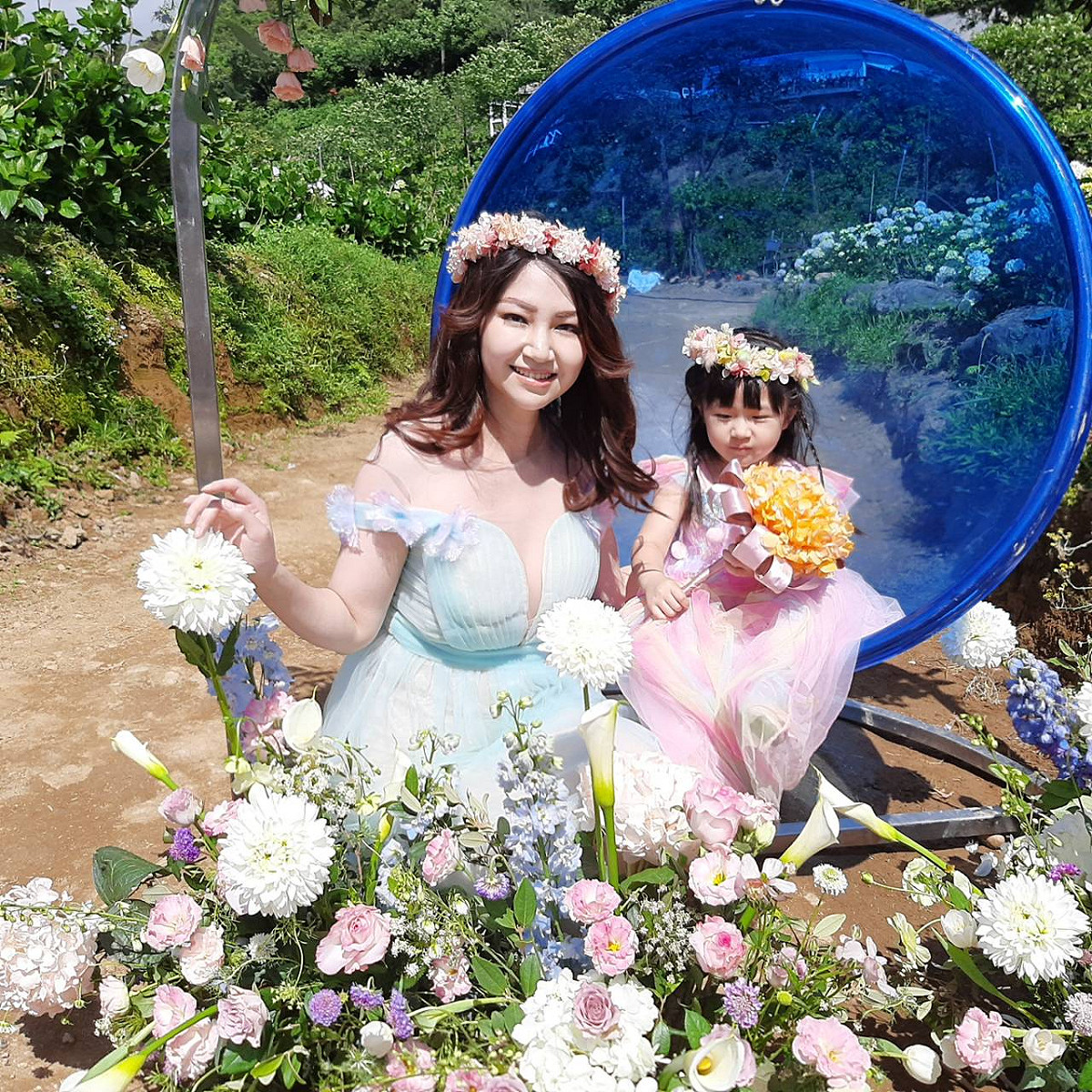 去年剛從新加坡回國的母女遊客第一次欣賞繡球花。 圖：萬里區公所提供