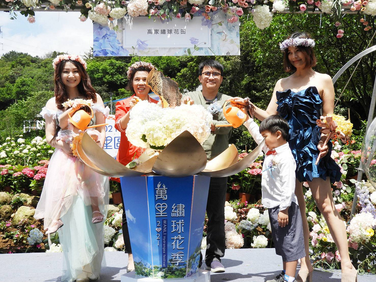 農業局林務科長黃嘉文 (右二)、萬里區長粘雪琴（左二）為「2021萬里區繡球花季」揭幕。 圖：萬里區公所提供