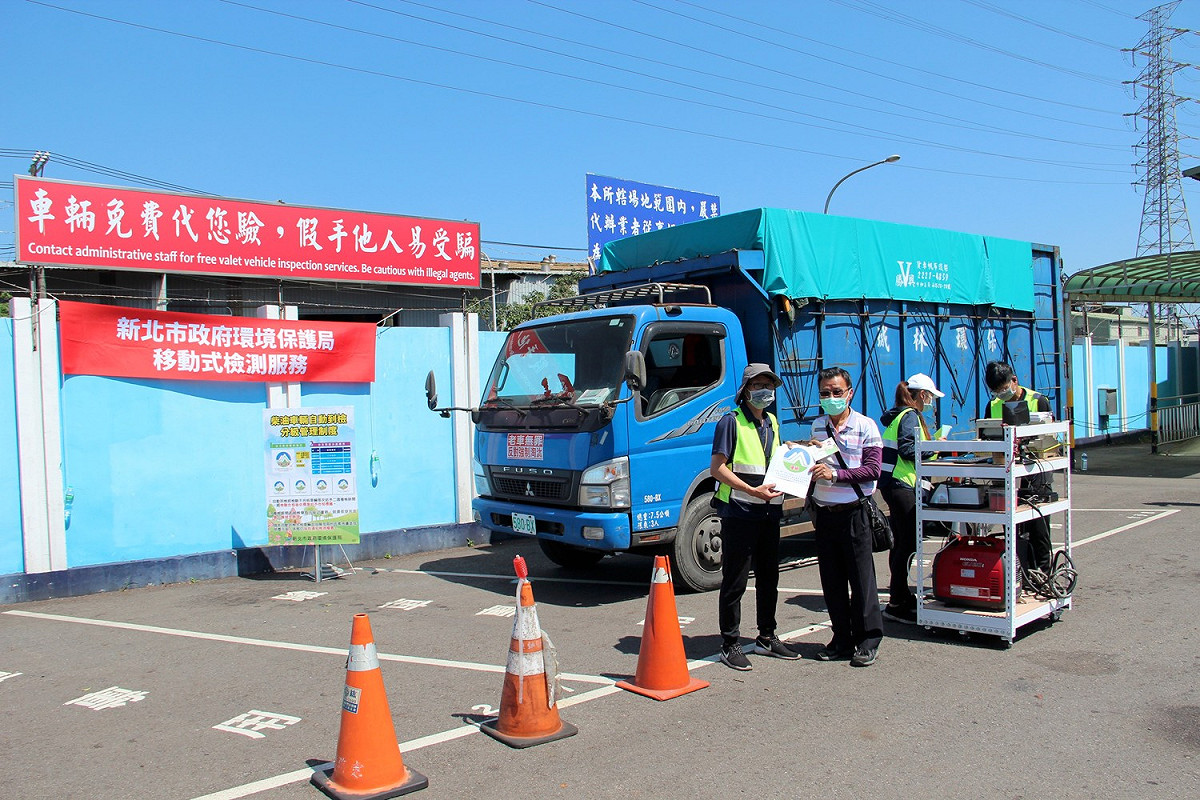 便民服務除可節省車主額外花費時間至各縣市柴油車動力檢測站做排煙檢測，現場檢驗合，將立即核發全國環保機關認證自主管理標章。 圖：新北市環保局提供