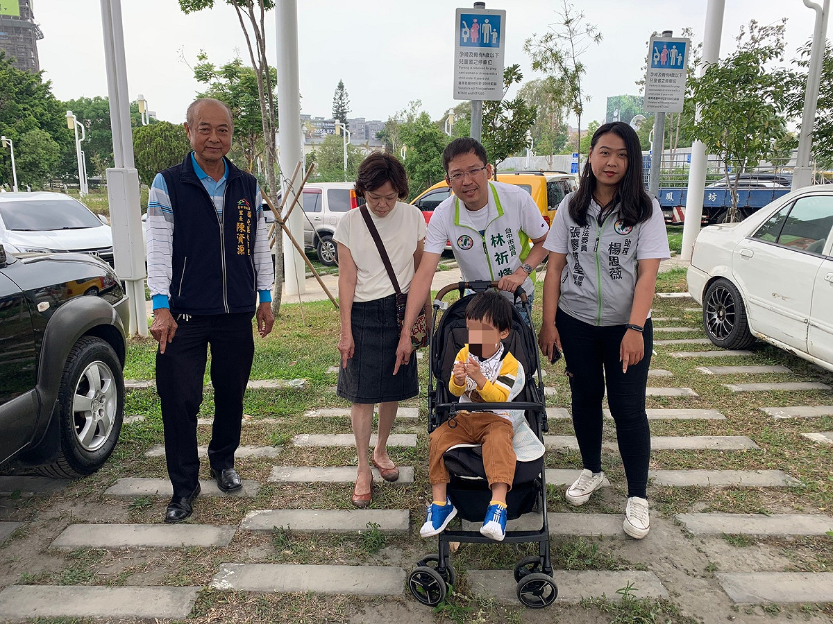 台中市議員林炘烽推著嬰兒車實測，發現如果硬推小孩子會飛出去。 林炘烽/提供