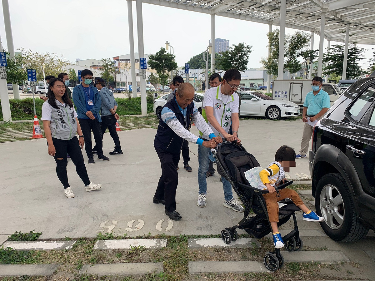 台中市議員林炘烽推著嬰兒車實測，發現如果硬推小孩子會飛出去。 林炘烽/提供