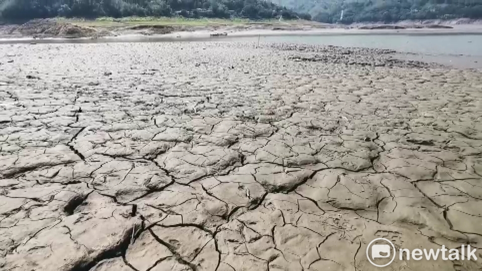 石門水庫水位持續下探，上游薑母島居民原有水路無法使用，目前陸路為泥土路面，一般車輛難以通行。 圖：林昀真／攝