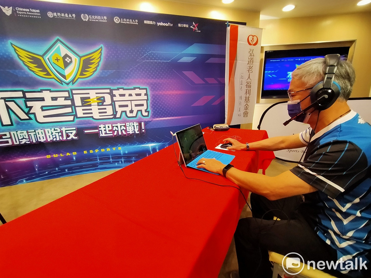 長輩玩電競，可以增加世代對話。 唐復年/攝
