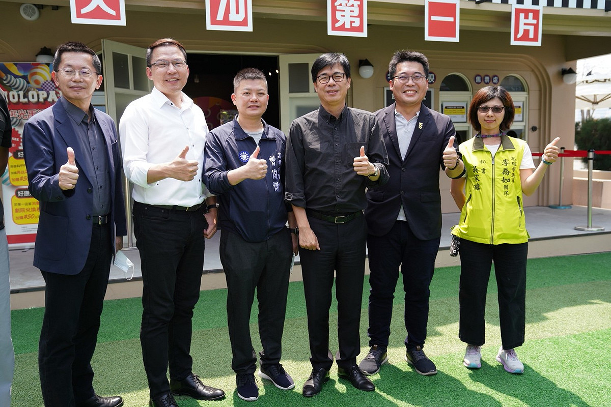 陳其邁(右三)與議員共同視察「HOLO PARK映像鹽埕」。 圖：高雄市政府/提供