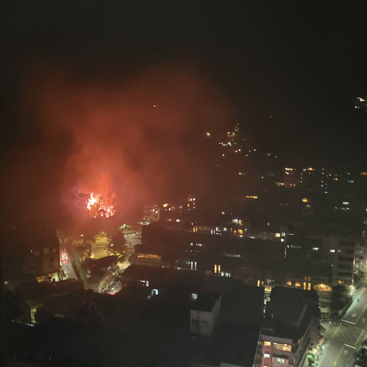 台北市信義區象山今天（21日）晚間大約7時驚傳發生火災。 圖：讀者/提供