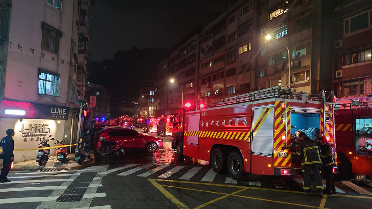 台北市消防局獲報後立即出動12輛水箱車、6輛特種車、2輛救護車及48位消防員到場。 圖：翻攝臉書