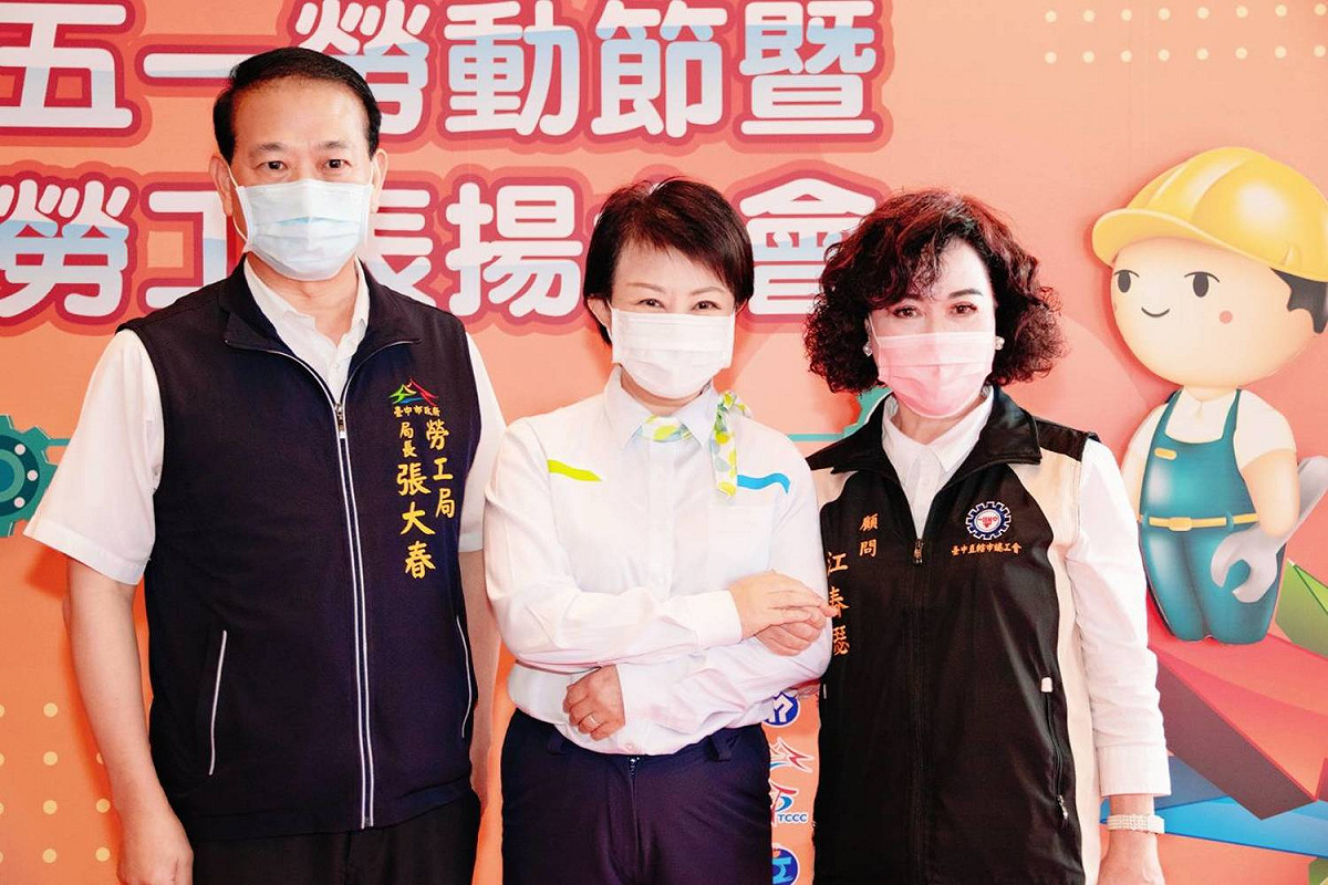 臺中市腳底按摩職業工會監召人江春瑟（右）榮獲臺中市政府勞工局109年度三大獎項。 圖：台中市政府/提供