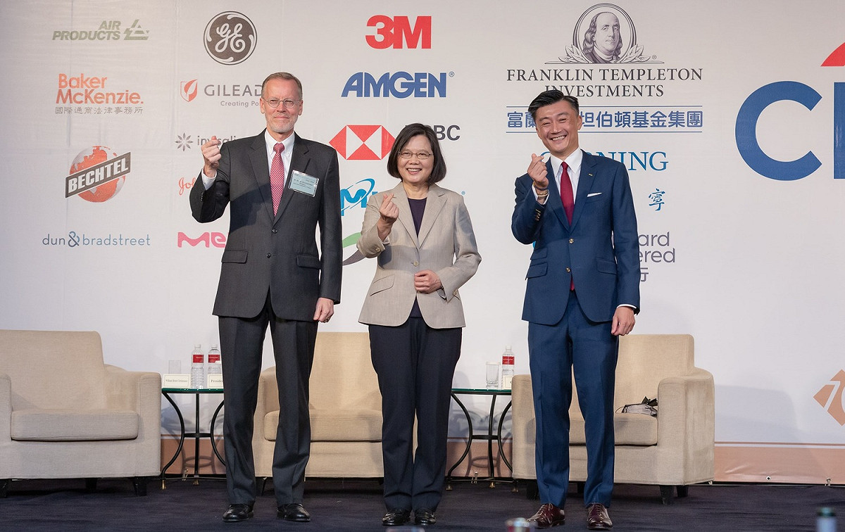 蔡英文21日晚間出席台灣美國商會2021年謝年飯。 圖：翻攝蔡英文臉書