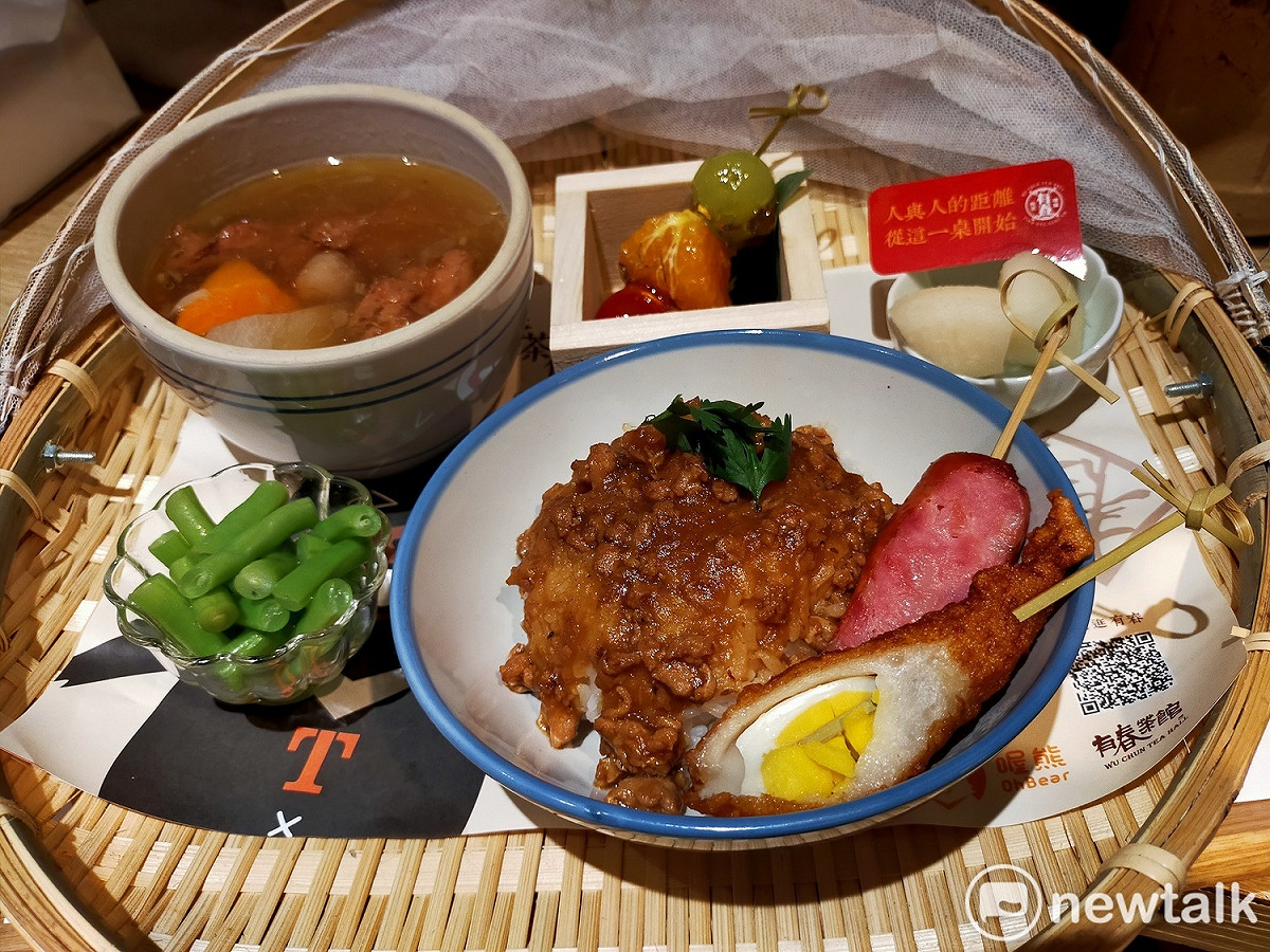 喔熊滷肉飯帶著醬香、油蔥味的滷肉，搭配特選的霧峰農會益全香米，撒上新鮮的蔥花，最能代表台灣的懷念滋味。 圖：唐復年/攝