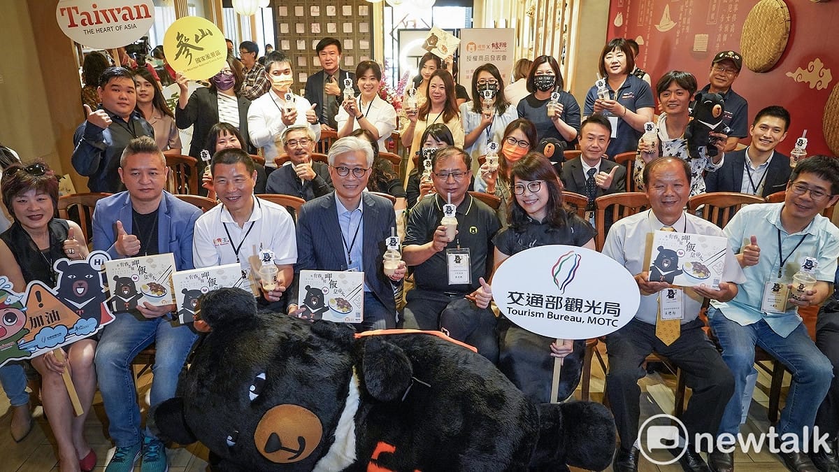 喔熊組長（前）現身會場親自頒發授權狀給參山處及業者，一同開箱喔熊雙霸套餐。 圖：唐復年/攝