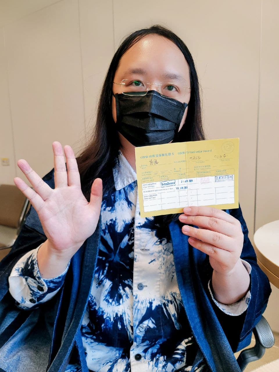唐鳳昨施打疫苗，並用《星際迷航記Star Trek》裡瓦肯人的手勢跟粉絲們報平安。 圖：翻攝自唐鳳臉書
