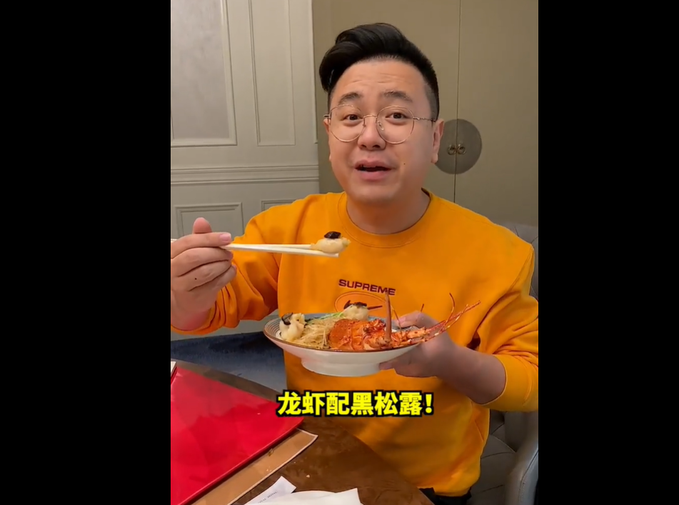 「大LOGO」先前拍攝一部入住1晚約台幣32萬元的中國大飯店總統套房的影片，未料內容遭官媒痛批，為流量炫富成風，腐化社會風氣。 圖：翻攝自大logo吃垮北京臉書粉專