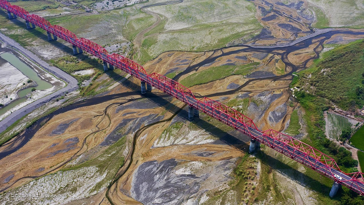 攝影師黃一盛空拍西螺大橋，乾涸的濁水溪與黃沙、草地交織有如大地畫布。 圖：黃一盛／提供