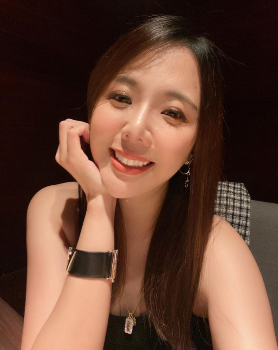 陶喆老婆Penny被抓包看蔡依林演唱會違反規定拿下口罩。 圖：翻攝自Penny IG