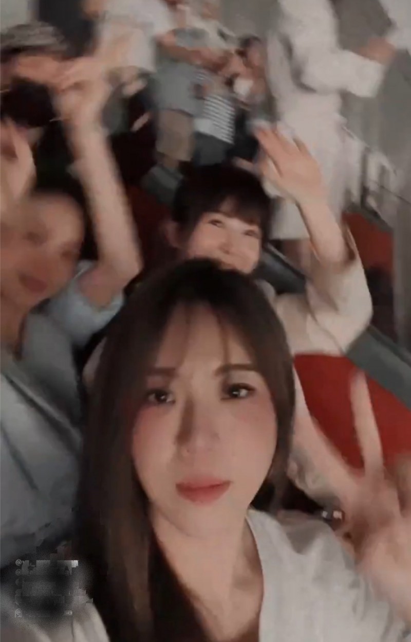 影片中Penny和友人開心享受演唱會，臉上卻都沒有口罩的蹤影。 圖：翻攝自IG