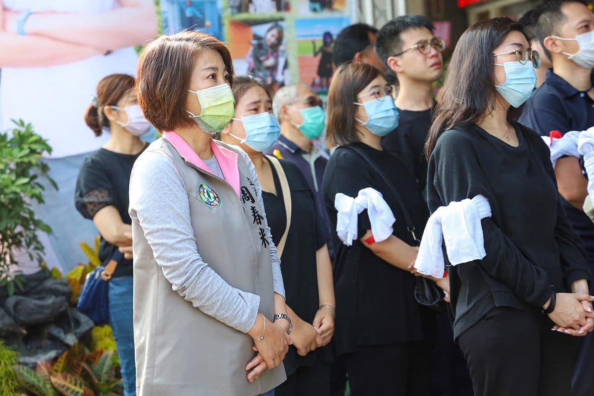 立委周春米今(22)日出席遭跟蹤殺害的屏東曾女告別式。 圖：取自周春米臉書