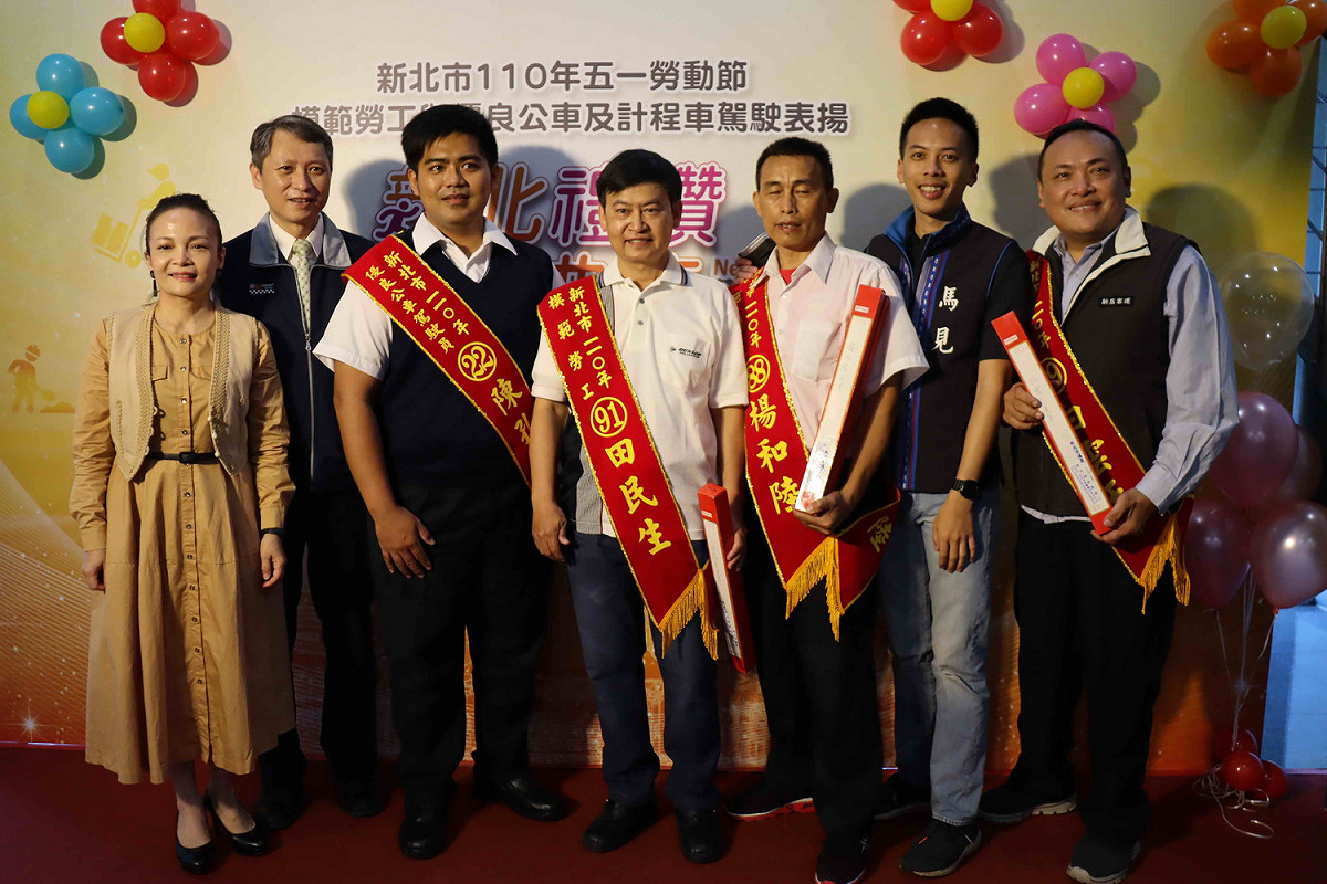 _勞工局長陳瑞嘉(左二)、原民局長羅美菁(左一)、市議員馬見(右)和4位原民模勞合影。 圖：新北市勞工局提供