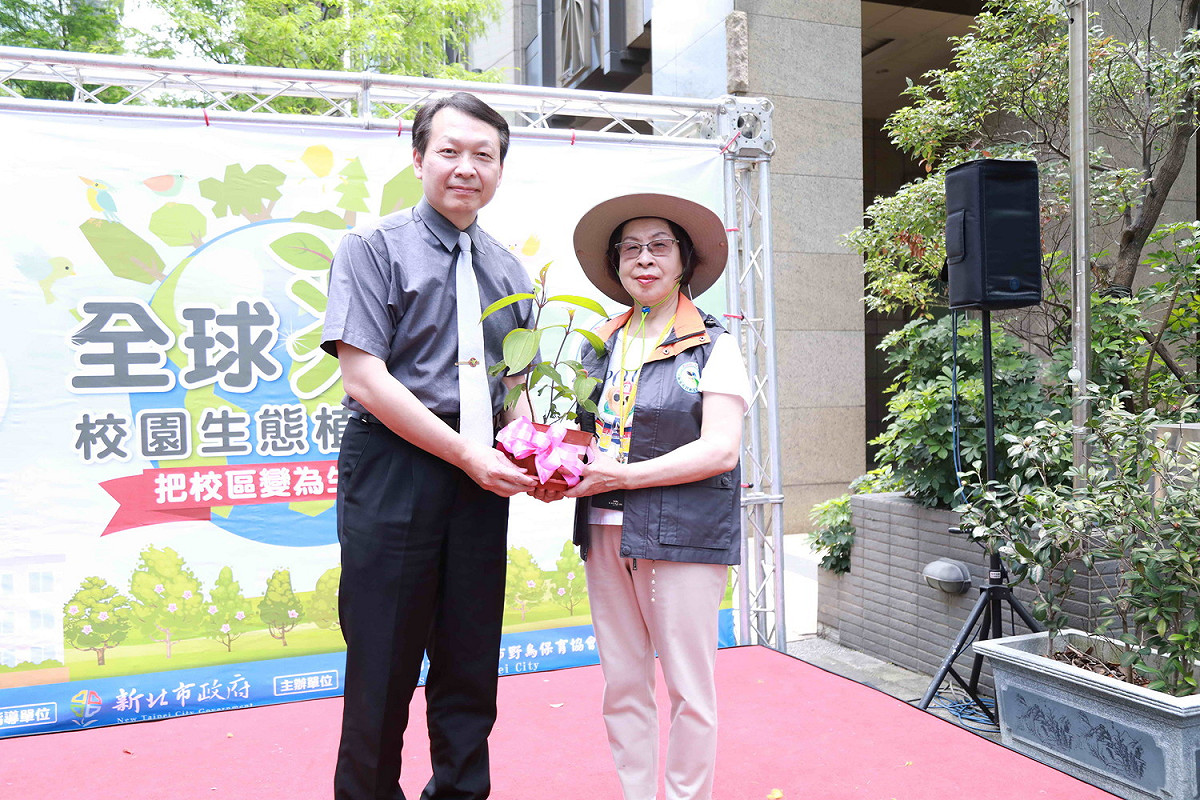 新北市野鳥保育協會副理事長、市議員劉美芳送樹給小朋友，傳達環保生態理念。 圖：新北市野鳥保育協會提供