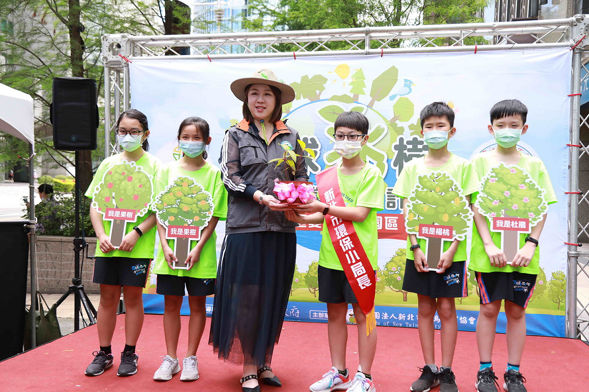 新北市農業局、教育局與新北市野鳥保育協會合作，利用今天4月22 日世界地球日，推動「全球『兆』樹─校園生態植樹計畫」。 圖：新北市野鳥保育協會提供