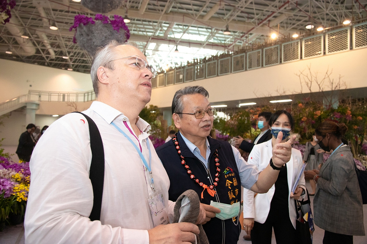 令狐副市長向駐台各使來賓介紹說明。 台中市政府/提供
