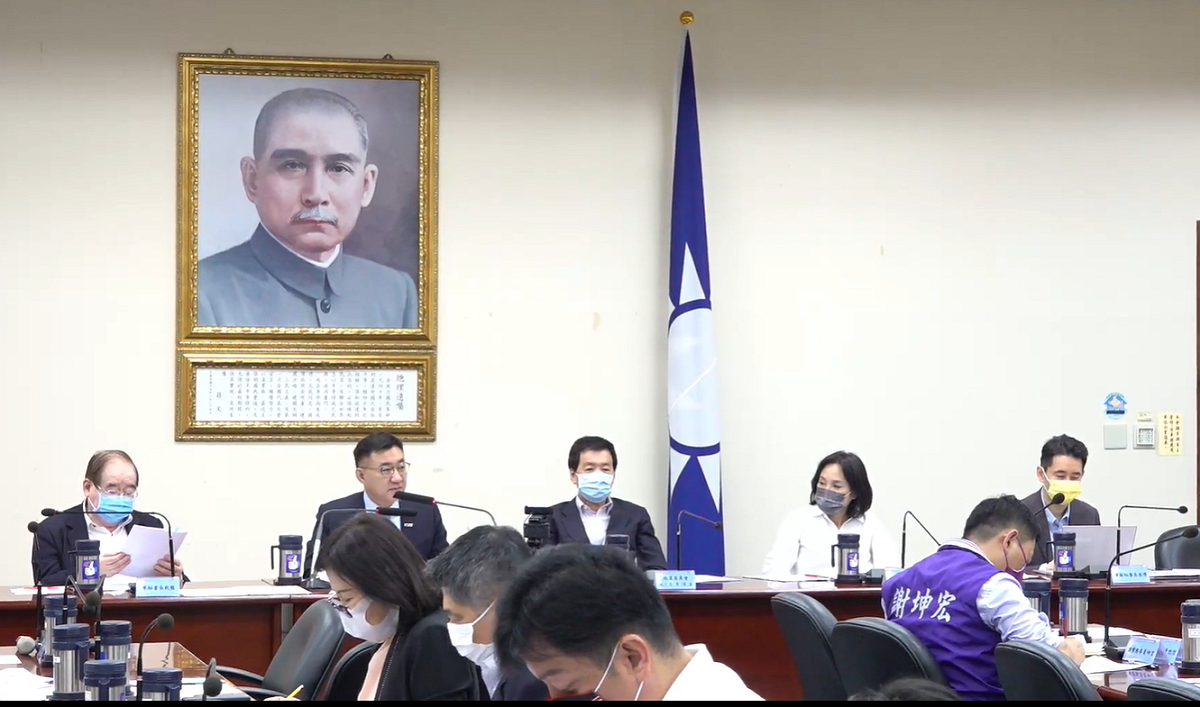 國民黨中常委謝坤宏21日在中常會中提到，孫文已經得道成仙，法號「偉慈真君」，還當場朗誦「偉慈真君遺訓」跪求祈文，引起議論。 圖：擷取自國民黨臉書