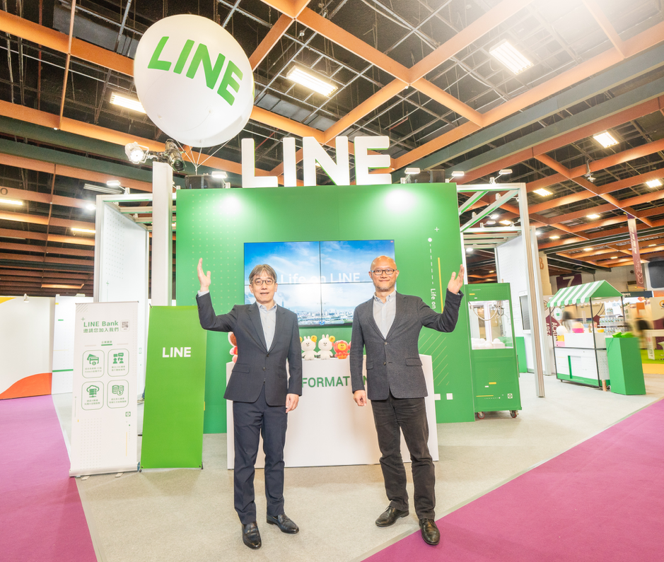 LINE Bank總經理黃以孟（左）表示，LINE Bank在「懷胎 28個月」以後，終於正式開行。 圖：翻攝自LINE