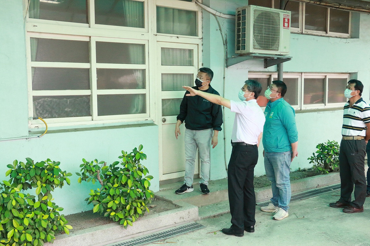 西岐國小，教室門窗長年受海風吹襲侵蝕嚴重，變形及脫落相當嚴重。 蔡其昌辦公室/提供