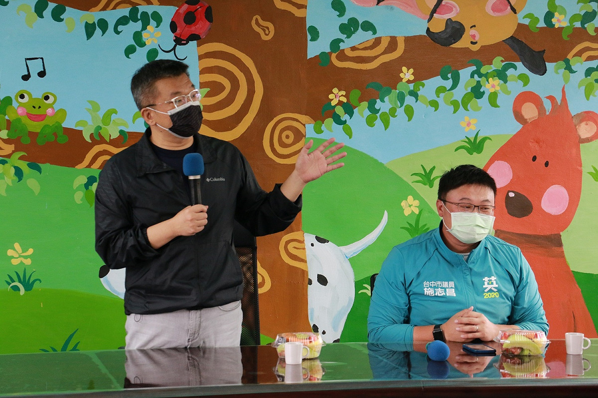 蔡其昌、施志昌關心偏鄉教學品質。 蔡其昌辦公室/提供