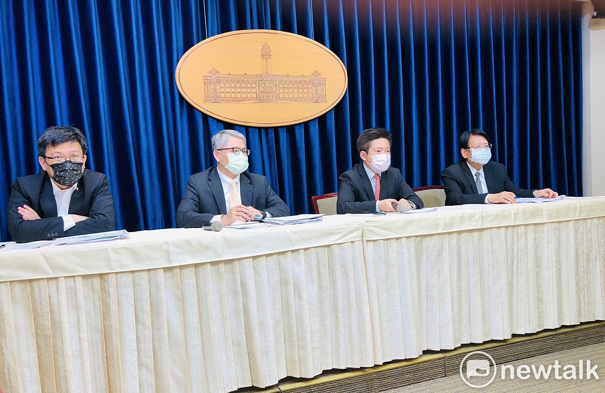 總統府發言人張惇涵今（22）晚8點協同經濟部次長曾文生、內政部次長花敬群和環保署副署長蔡鴻德召開記者會，說明蔡英文下午接見環團的情況。 圖：謝莉慧/攝