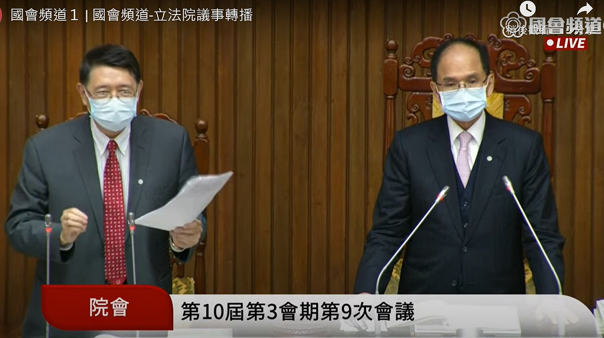 國民黨團抗議並於議場內提出權宜問題後，立法院長游錫堃找來秘書長林志嘉說明狀況。 圖：擷取自國會頻道