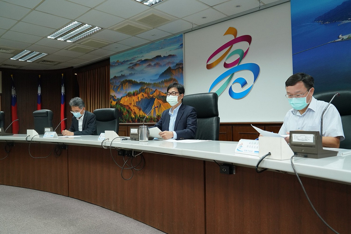 陳其邁(中)邀水利署長賴建信參與旱災應變會議。 圖：高雄市政府/提供