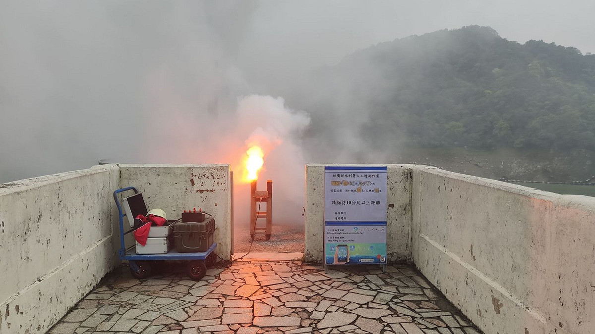 今日上午桃園及新竹地區都有出現降雨，石門及寶二水庫也緊急啟動人工增雨。 圖：水利署／提供