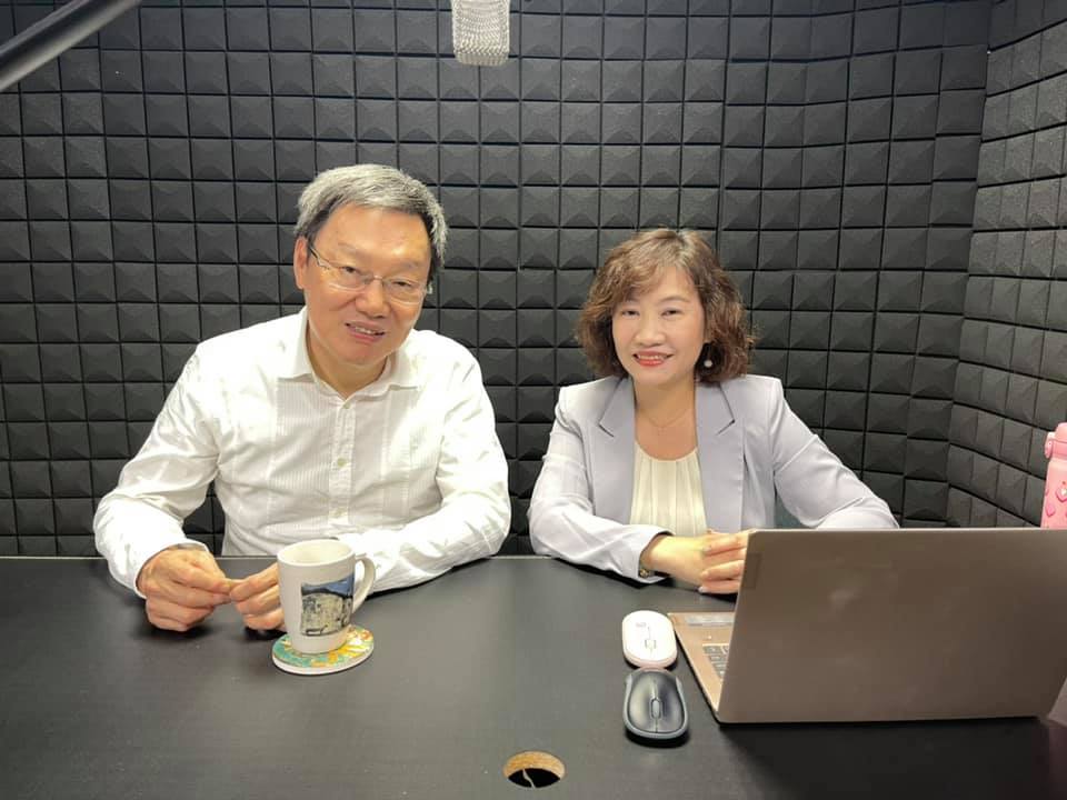 前國安會秘書長蘇起接受前高雄市新聞局長王淺秋Youtube平台的「52新聞聚樂部」節目專訪。 圖：翻攝自王淺秋臉書