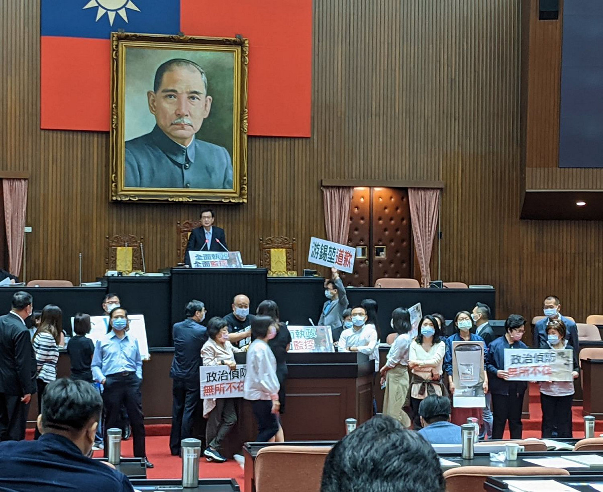 國民黨立院黨團今（23）日質疑立法院加裝監視器監控國民黨，是針對性的政治偵防，在議場內抗議並要求立法院長游錫堃出面說明。 圖：翻攝自鄭運鵬臉書