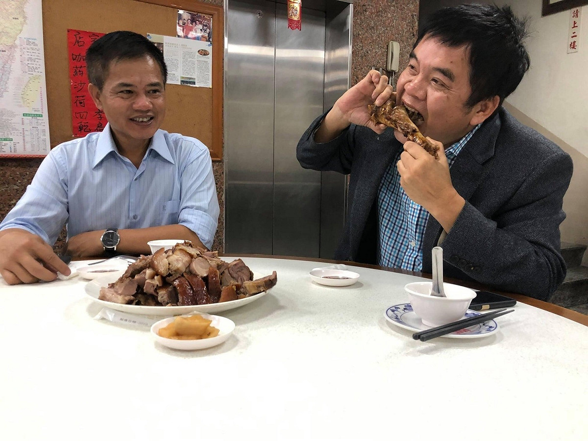 民進黨立法委員莊瑞雄分享自己大啖美食萬巒豬腳的照片。 圖 : 取自莊瑞雄臉書