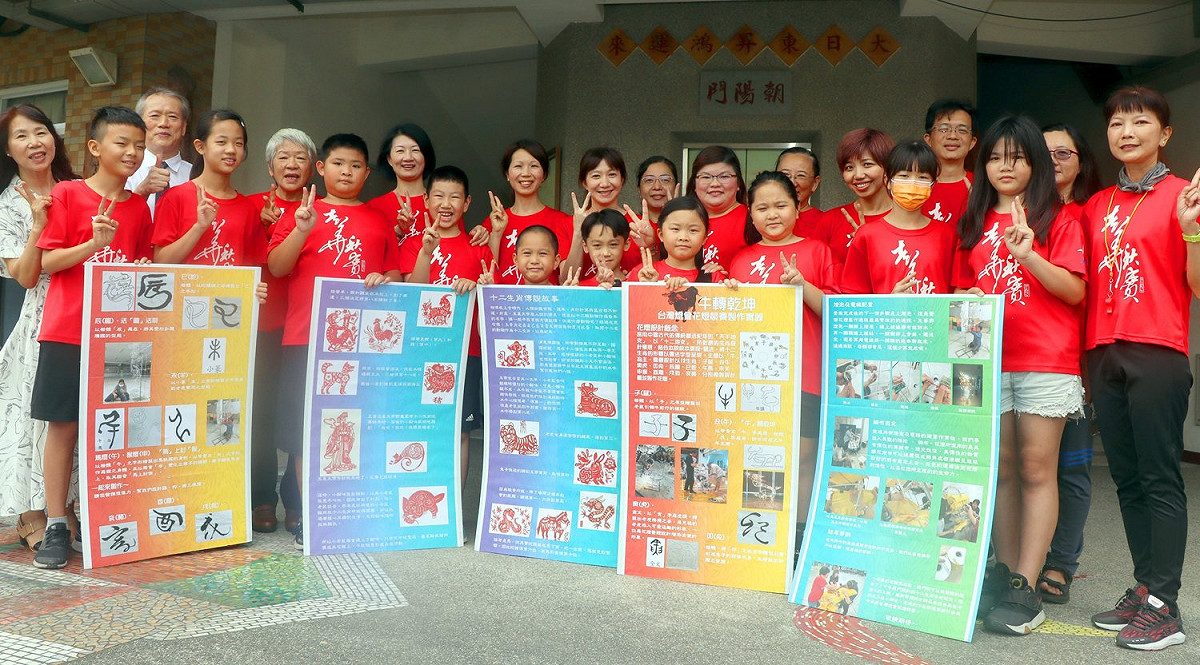 大東國小親師生合力拿下國小組燈王殊榮。 圖：高市教育局/提供